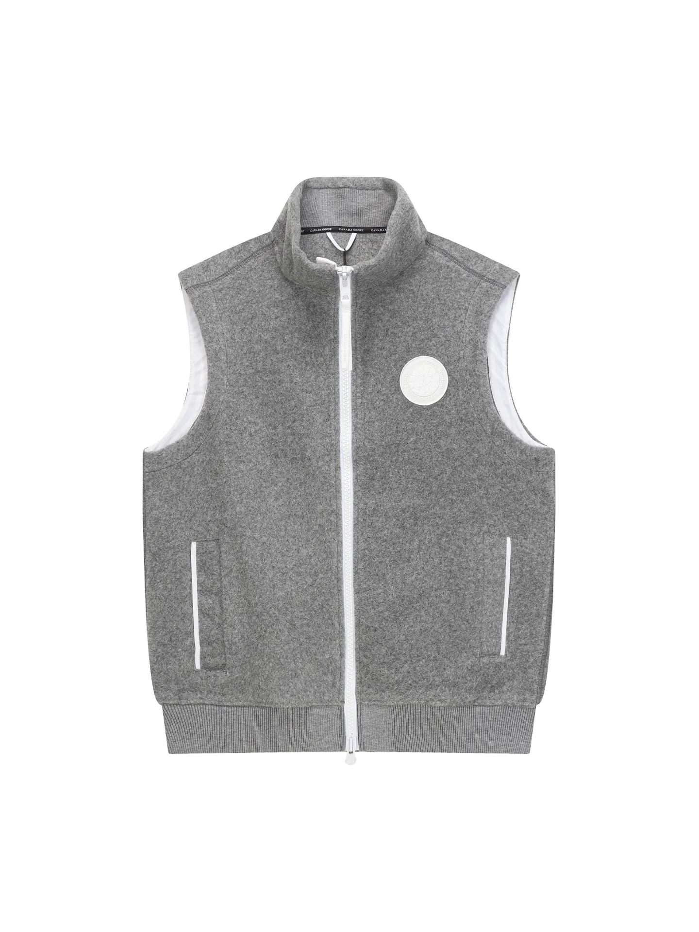 P600 Canada Giose/Canada Goose Mersey fleece vest 7052MB CANADA GOOSE Canada Goose Mersey men's wool fleece vest 7052MB ·Made of Kind Fleece wool fleece fabric, which can provide excellent comfort and diverse functionality ·A weatherproof placket is designed under the front zipper to prevent wind and keep warm ·Ribbed knit hem and articulated sleeves improve comfort and fit ·2 exterior pockets: both hand pockets with concealed buckles ·White Canada Goose disc logo embroidered on left chest.   A0 Size:S-XXL